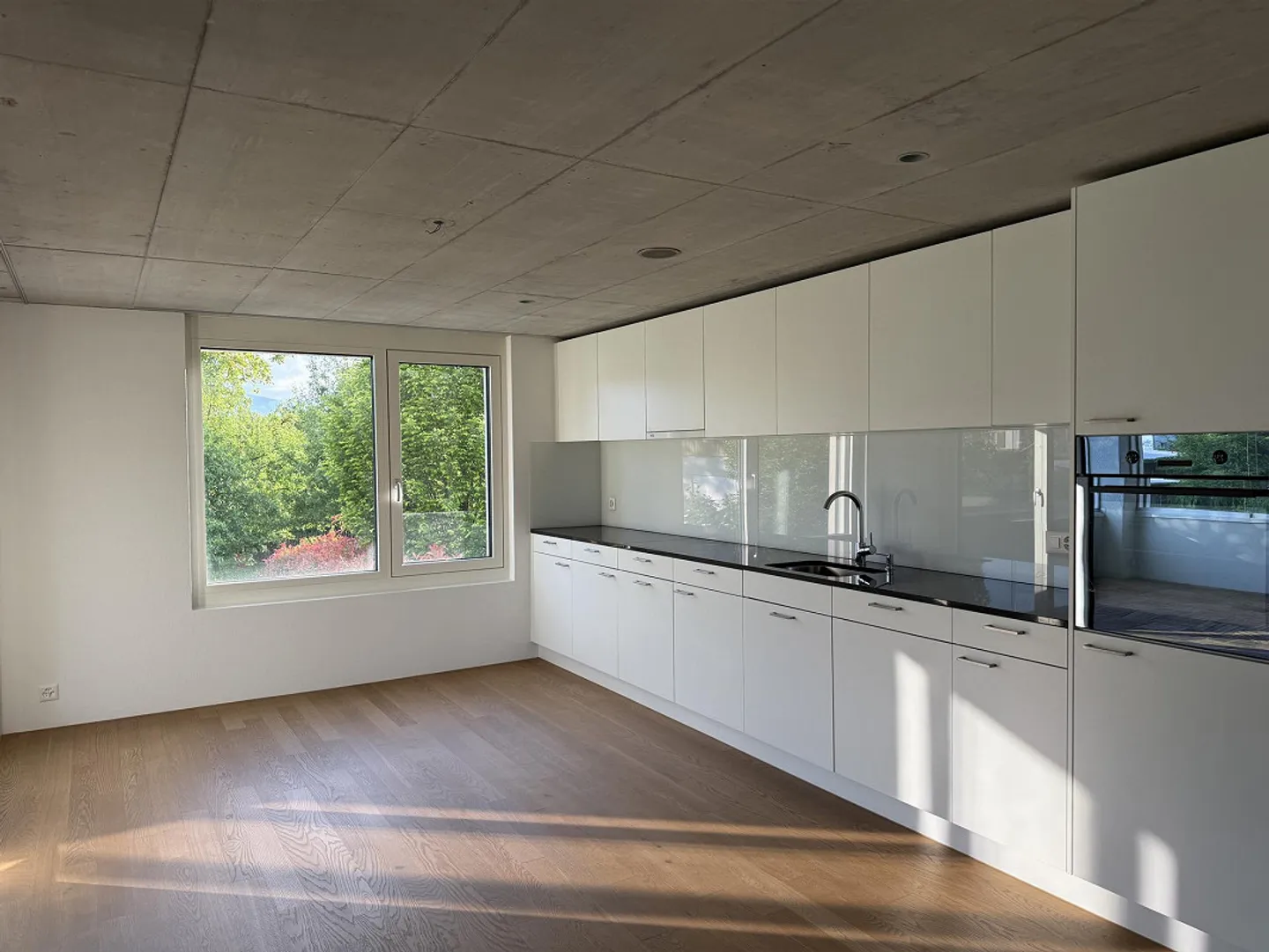 Appartement moderne de 3,5 pièces avec véranda et intérieur élégant - Photo 5 sur 14