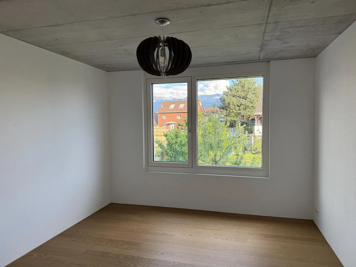 Appartement moderne de 3,5 pièces avec véranda et intérieur élégant - Photo 8 sur 14