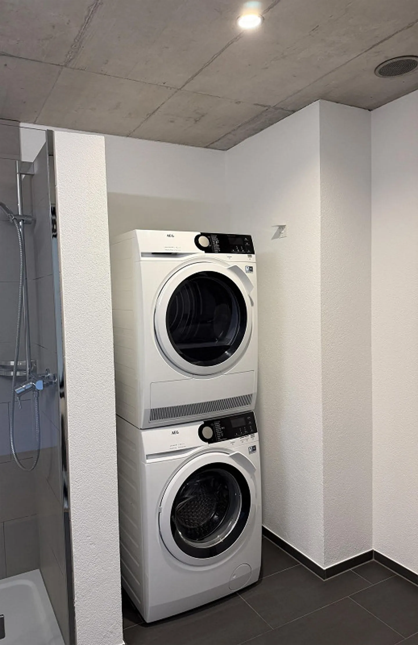 Appartement moderne de 3,5 pièces avec véranda et intérieur élégant - Photo 11 sur 14