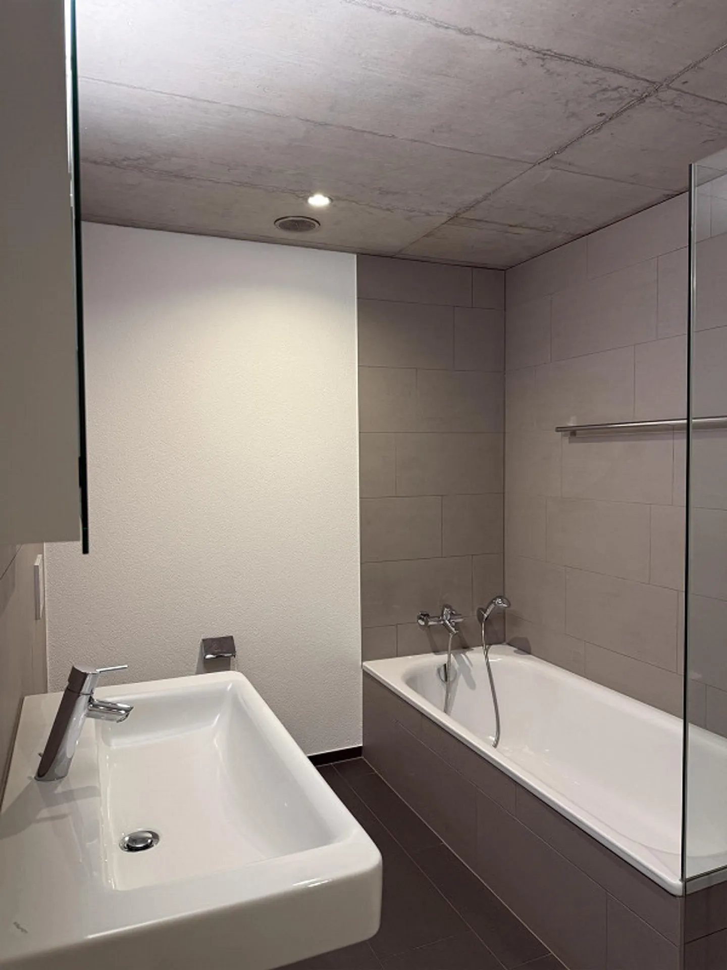 Appartement moderne de 3,5 pièces avec véranda et intérieur élégant - Photo 12 sur 14