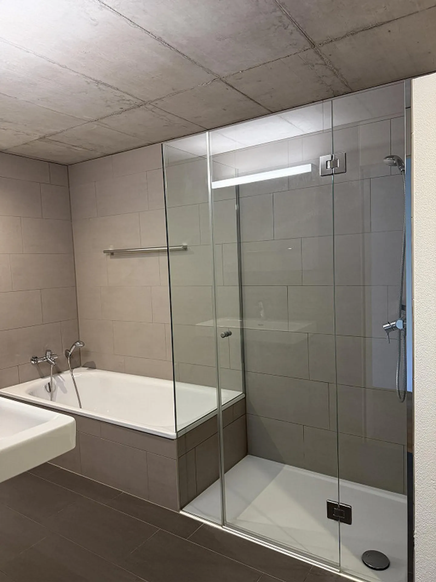 Appartement moderne de 3,5 pièces avec véranda et intérieur élégant - Photo 13 sur 14