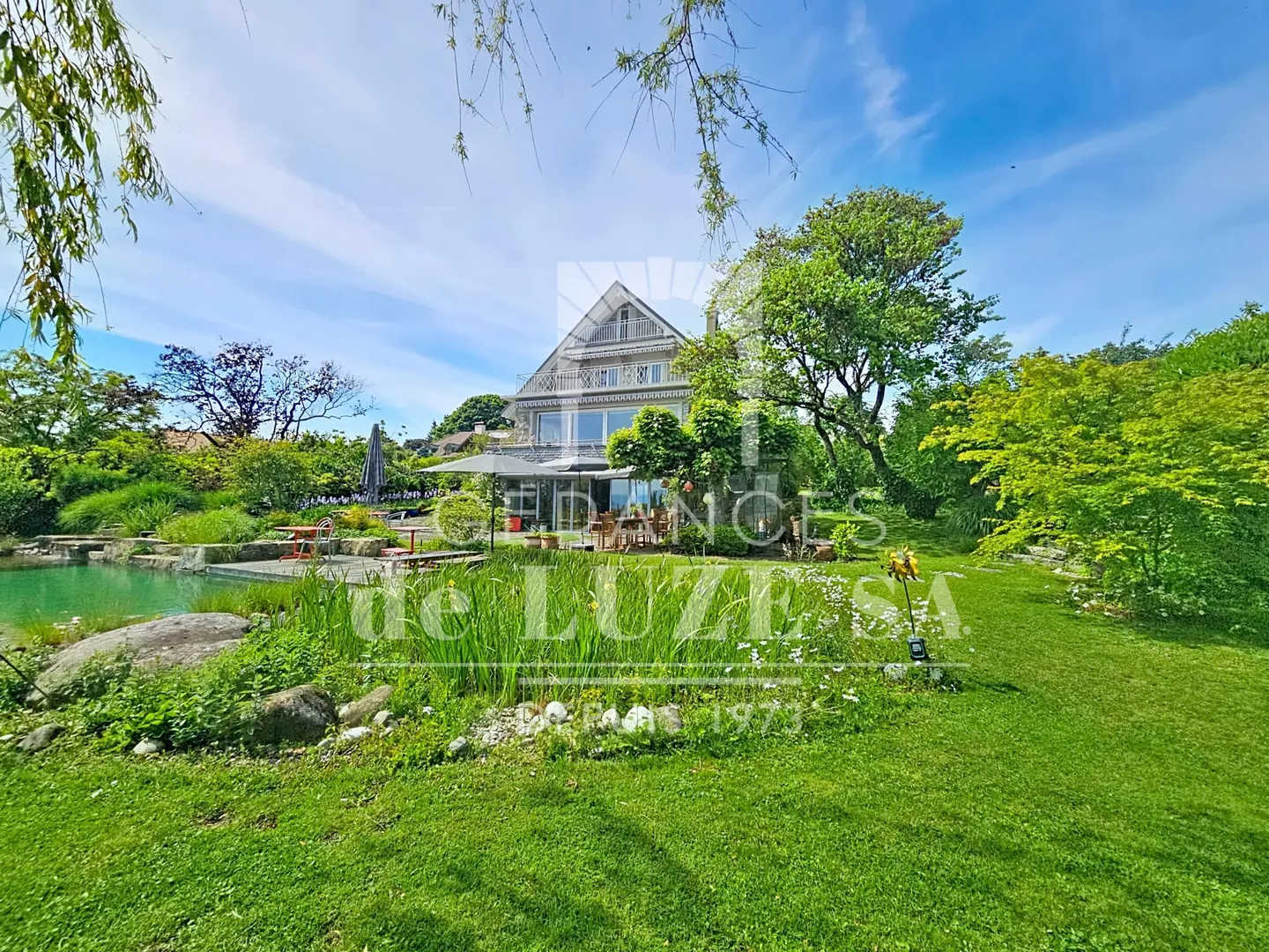 Esclusività: Villa indipendente con carattere e vista sul lago, piscina naturale e bellissimo giardino paesaggistico. - Foto 4 di 21