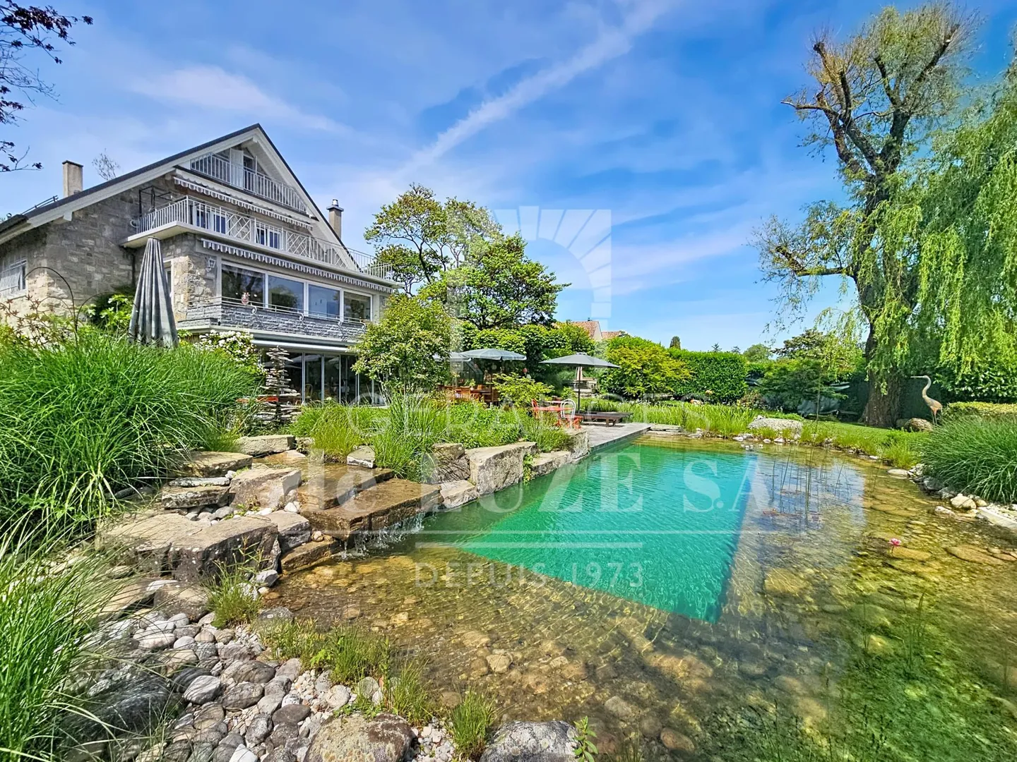Esclusività: Villa indipendente con carattere e vista sul lago, piscina naturale e bellissimo giardino paesaggistico. - Foto 1 di 21