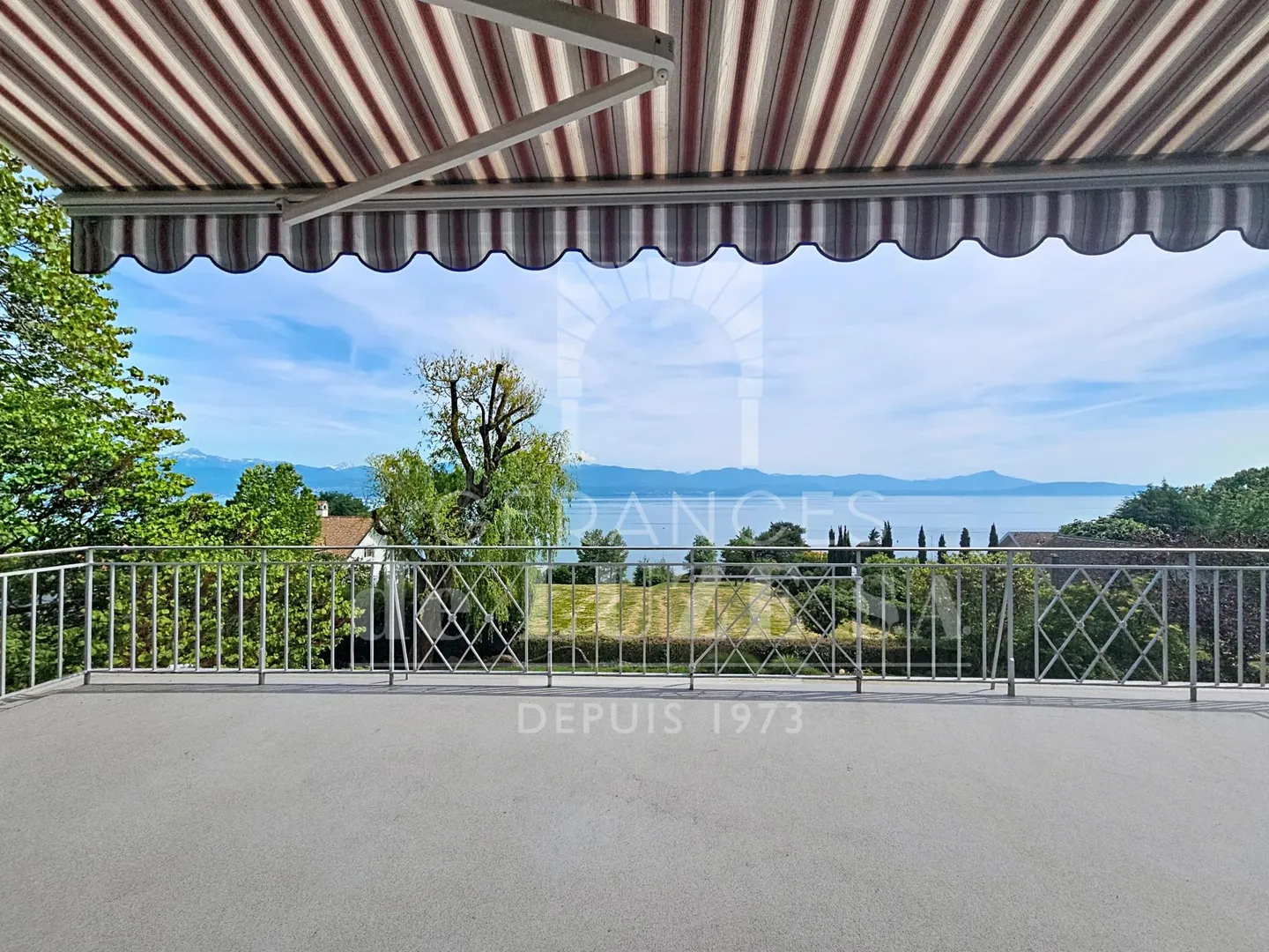 Esclusività: Villa indipendente con carattere e vista sul lago, piscina naturale e bellissimo giardino paesaggistico. - Foto 5 di 21