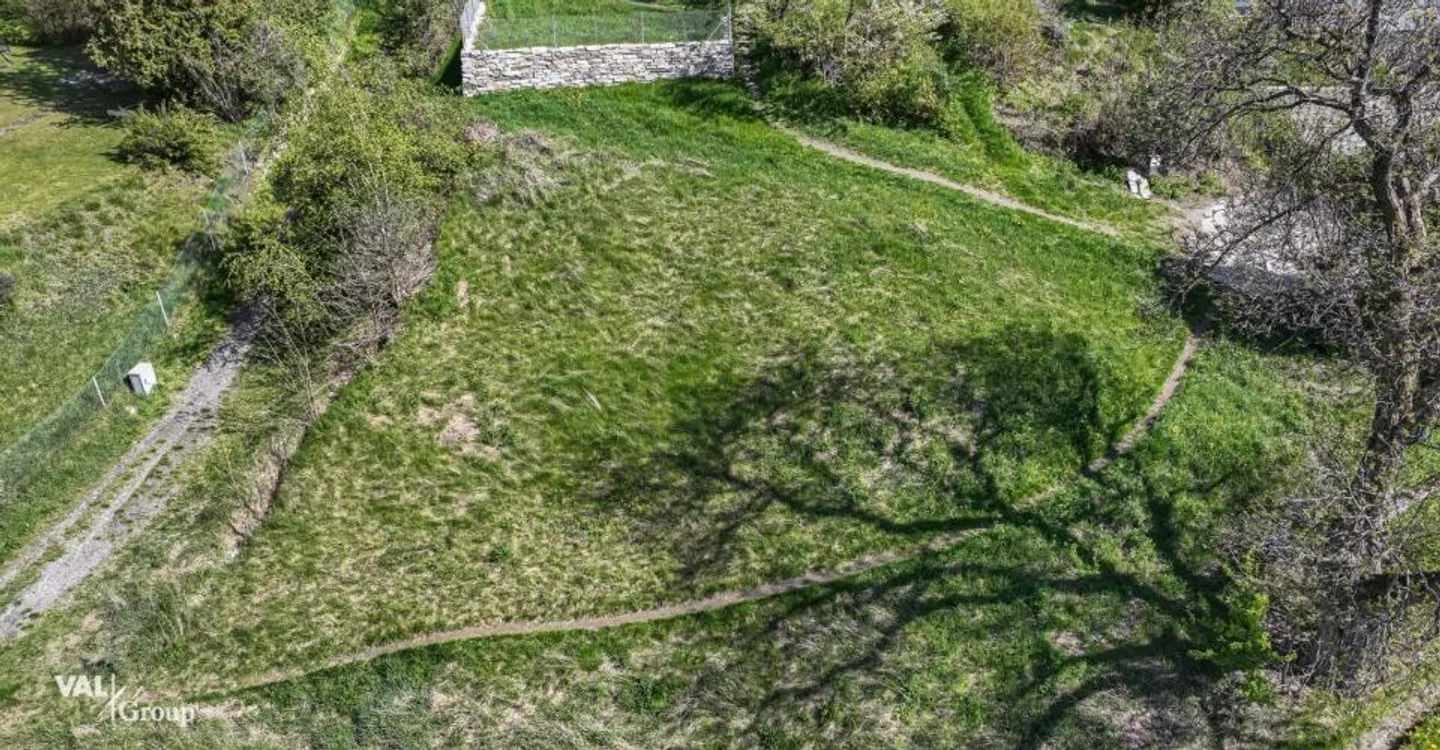Terrain constructible avec maison individuelle approuvée dans un emplacement exclusif et élevé - Photo 7 sur 8