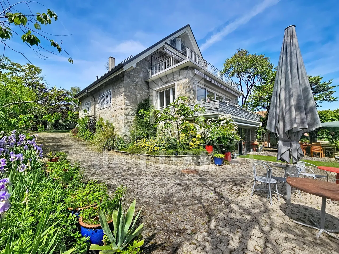 Esclusività: Villa indipendente con carattere e vista sul lago, piscina naturale e bellissimo giardino paesaggistico. - Foto 8 di 21