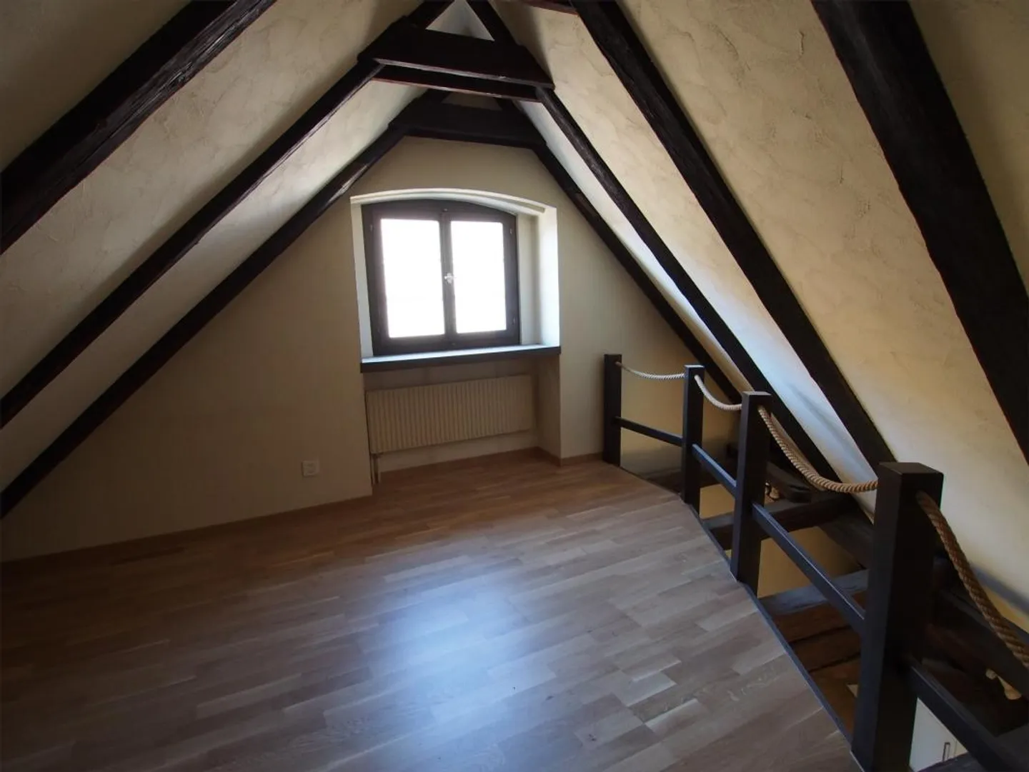 2.5-Zimmer-Dachgeschosswohnung mit Galerie an zentraler Lage in Chur - Foto 3 von 3