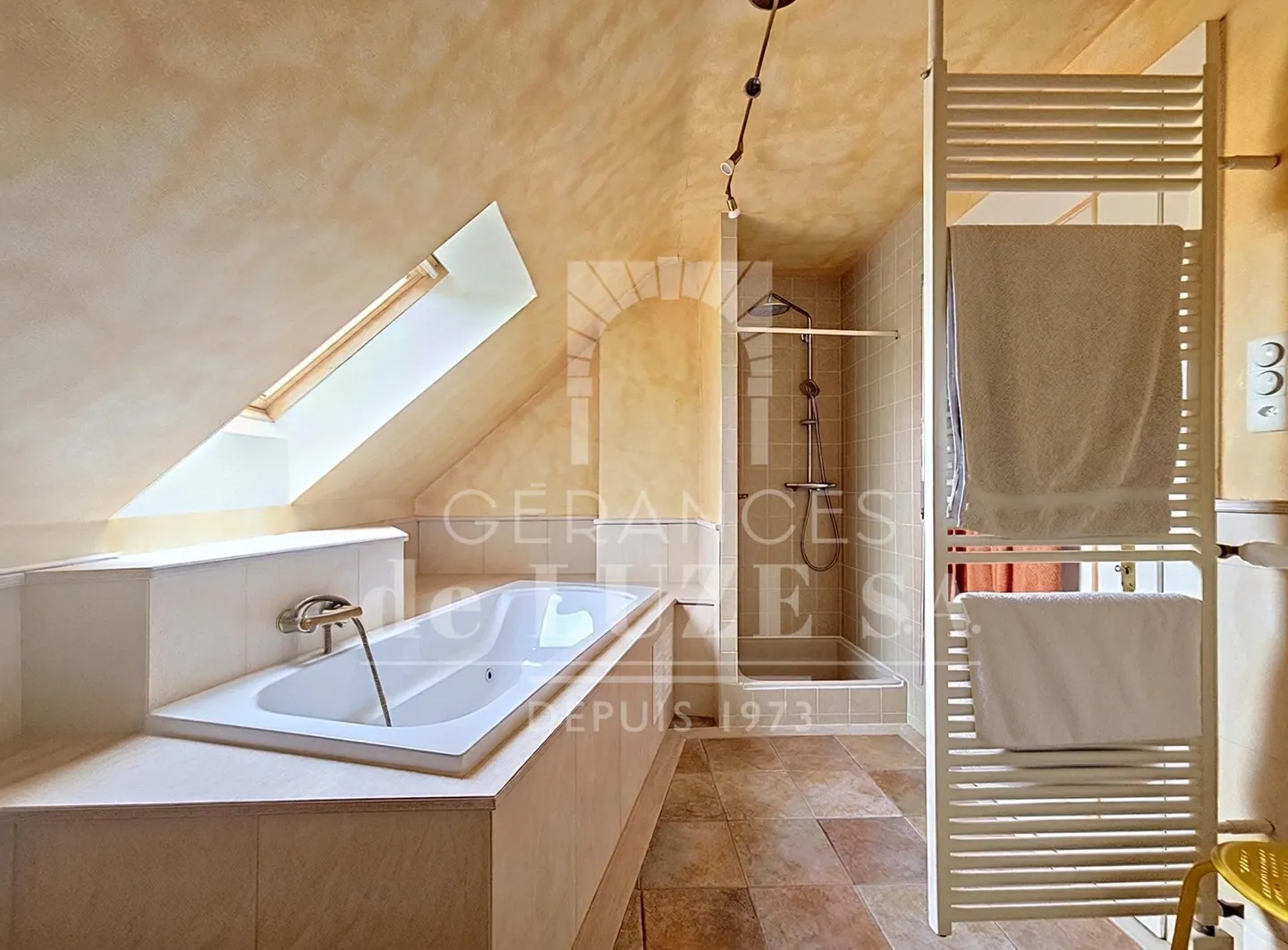 Esclusività: Villa indipendente con carattere e vista sul lago, piscina naturale e bellissimo giardino paesaggistico. - Foto 13 di 21