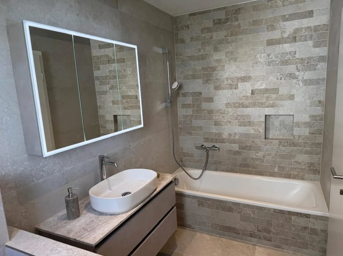 Modern Apartment with Mountain View - Photo 11 of 13