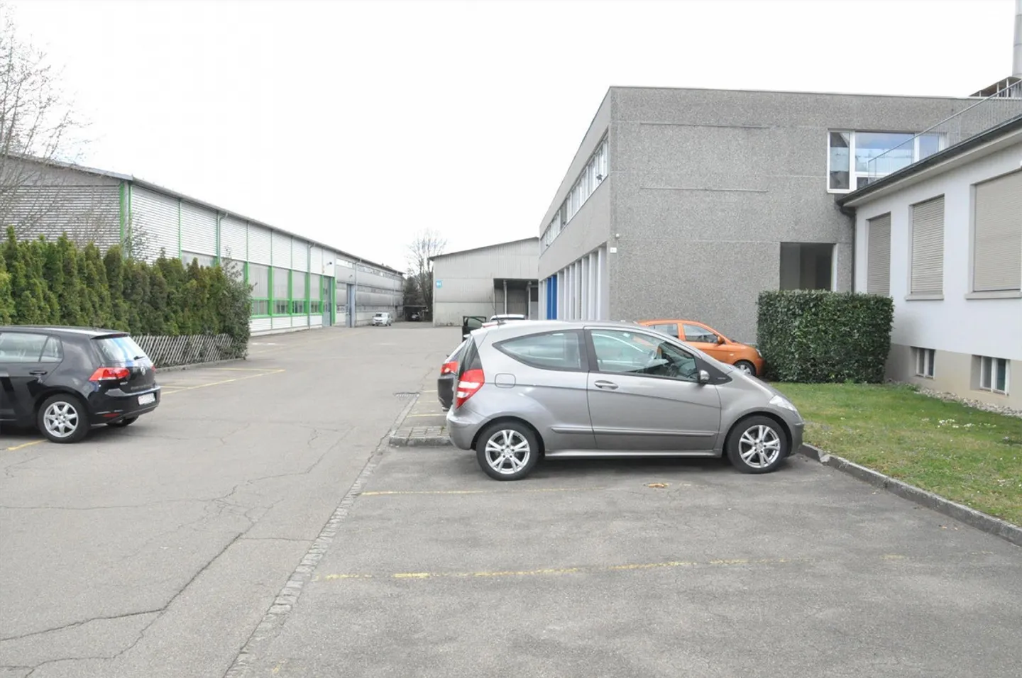Place de parking gratuite, près de la gare et de l'établissement scolaire/sportif Lindenhof - Photo 1 sur 3