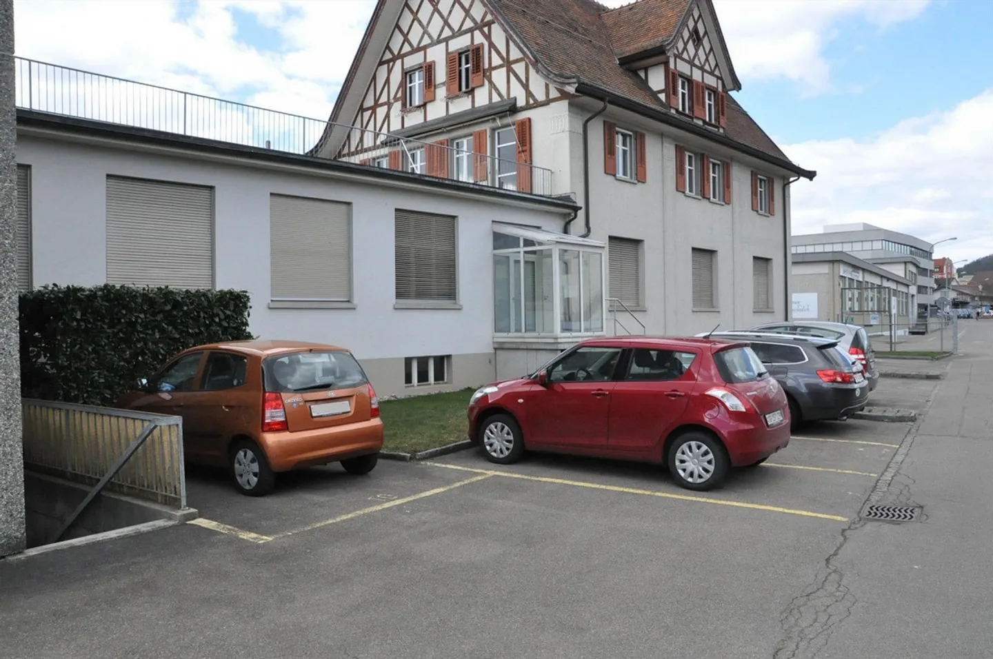 Place de parking gratuite, près de la gare et de l'établissement scolaire/sportif Lindenhof - Photo 2 sur 3