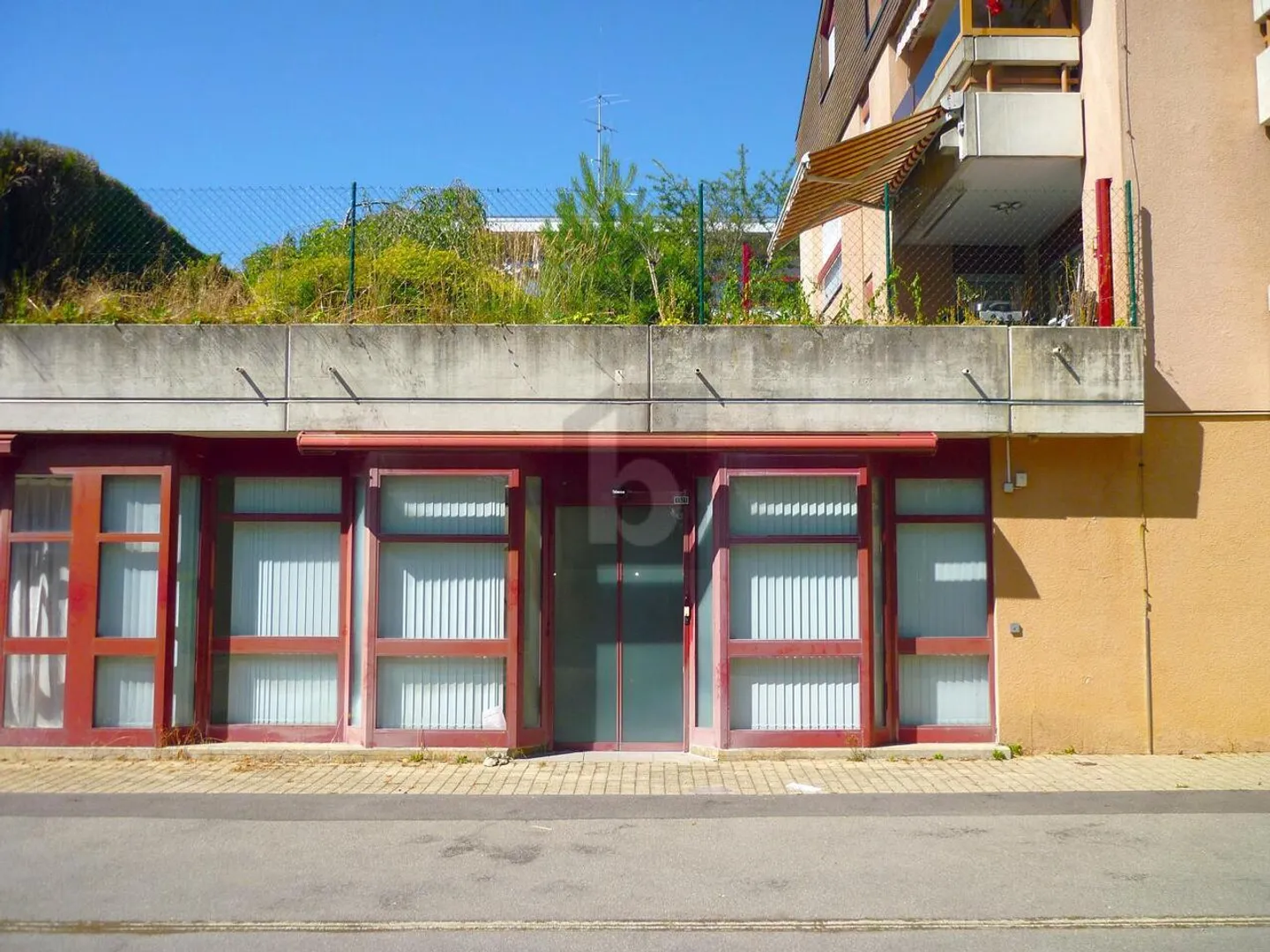 LOCAUX FONCTIONNELS, EMPLACEMENT STRATÉGIQUE - Photo 2 sur 6