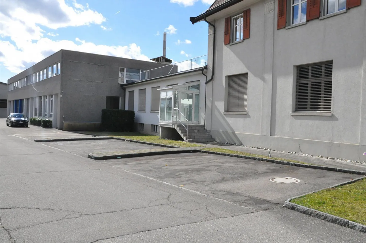 Place de parking gratuite, près de la gare et de l'établissement scolaire/sportif Lindenhof - Photo 3 sur 3