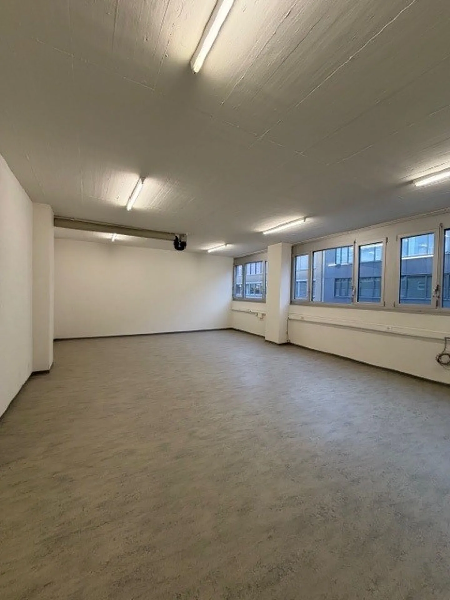 Your new company location; 200m2 office and storage space for rent - Photo 3 of 4