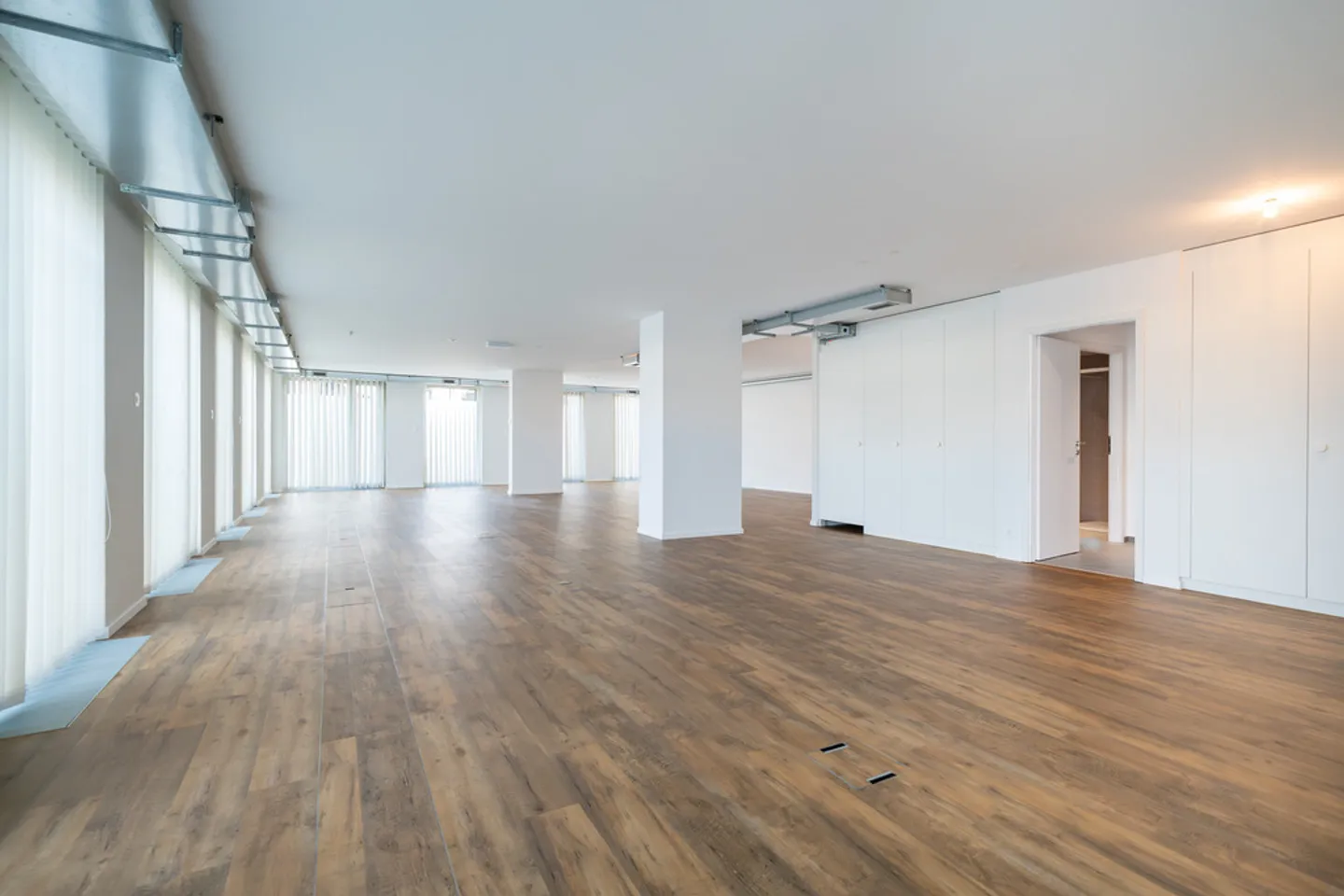 Wunderschöner, sehr heller Verkaufsraum, nahe dem See in Morges - Foto 7 von 7