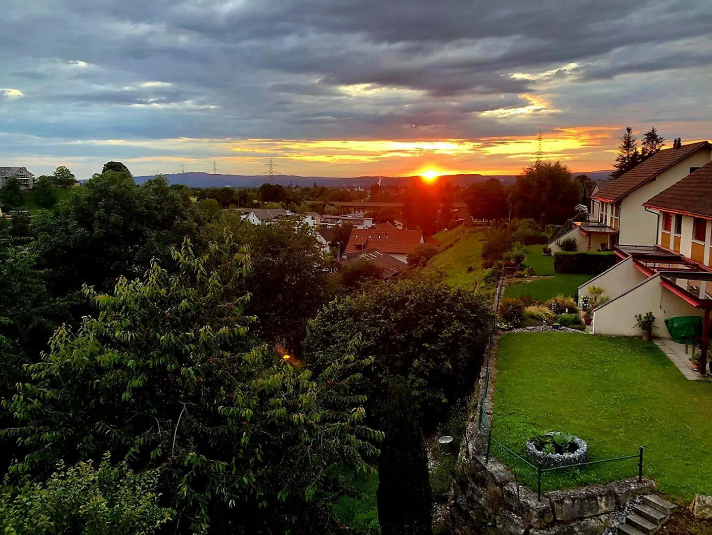 Appartement en attique original avec un agencement attrayant dans un quartier résidentiel calme - Photo 4 sur 17
