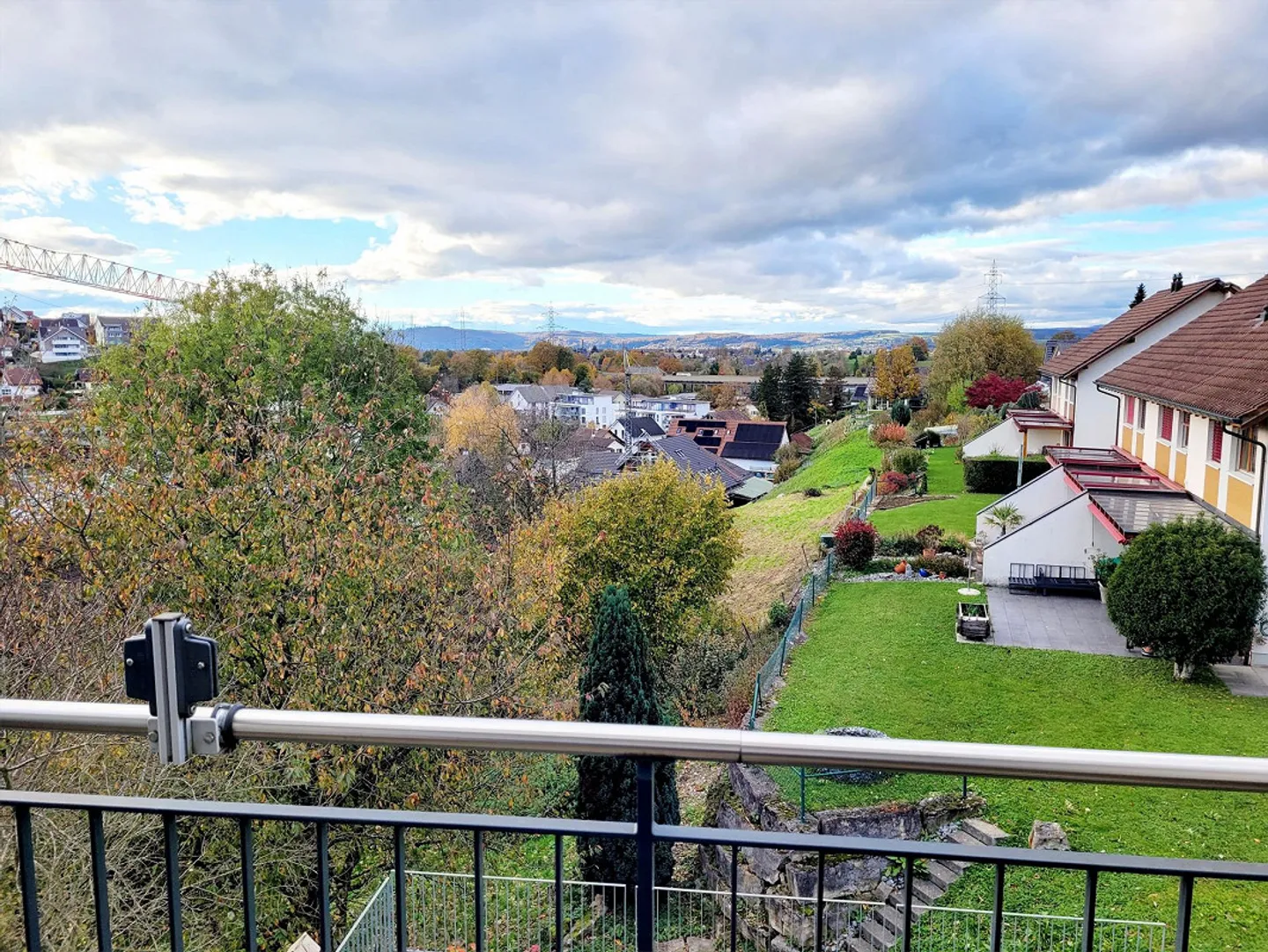 Appartement en attique original avec un agencement attrayant dans un quartier résidentiel calme - Photo 3 sur 17