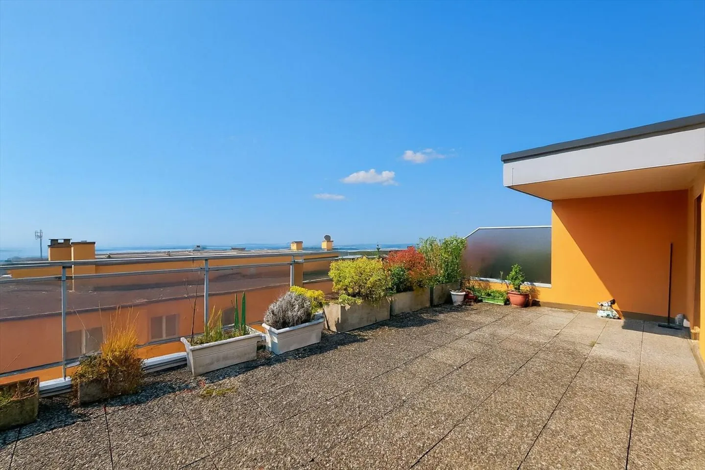 Wunderschöne Wohnung mit geräumiger Terrasse und Blick auf den See - Foto 2 von 11