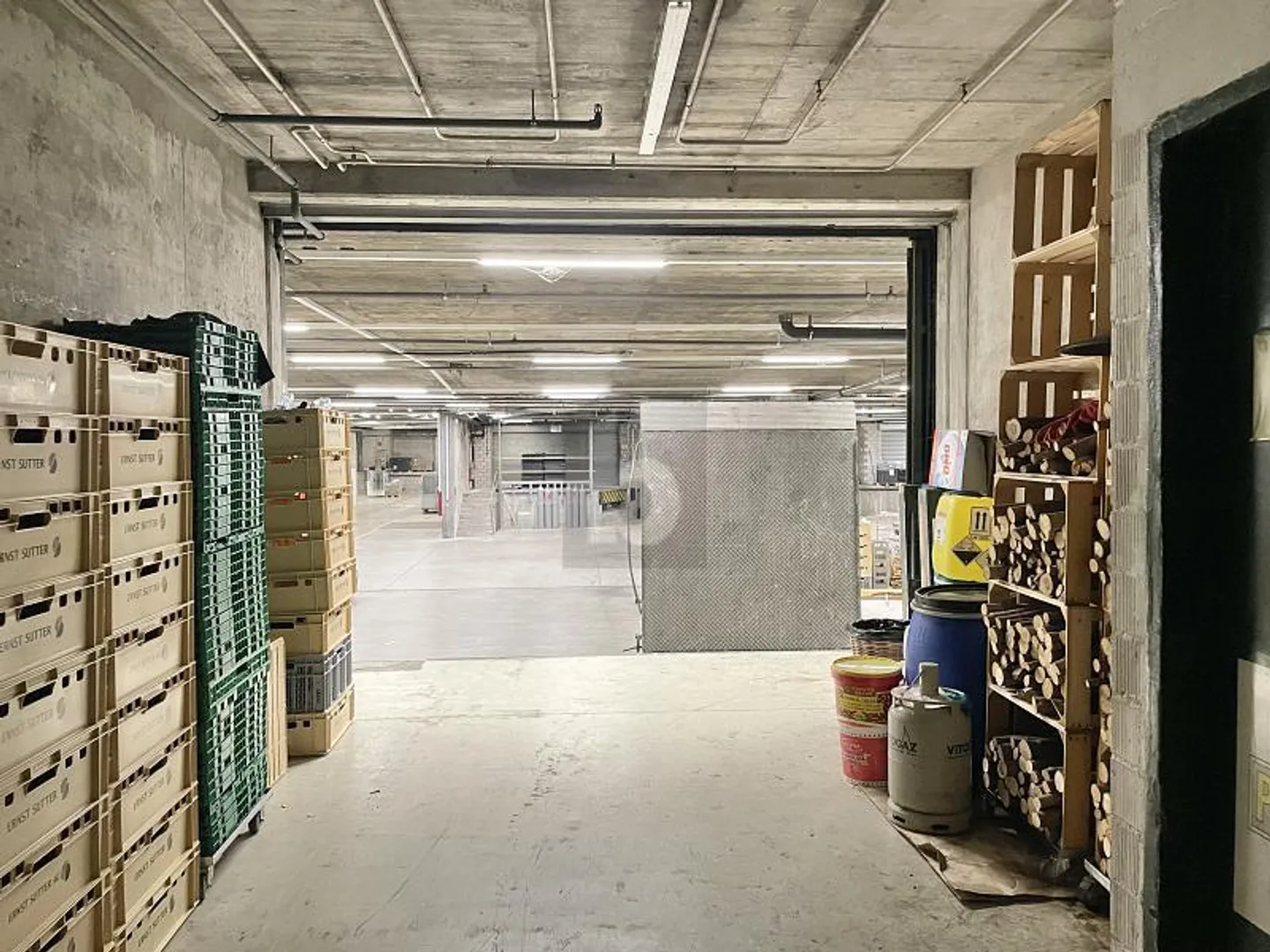 BEAUCOUP D'ESPACE DANS UN EMPLACEMENT CENTRAL - Photo 2 sur 5