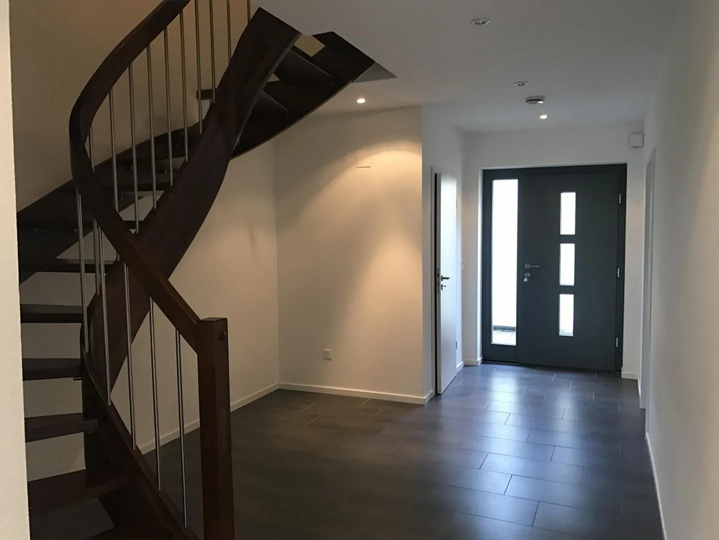 Modernes Familienhaus mit Garten - Foto 3 von 10