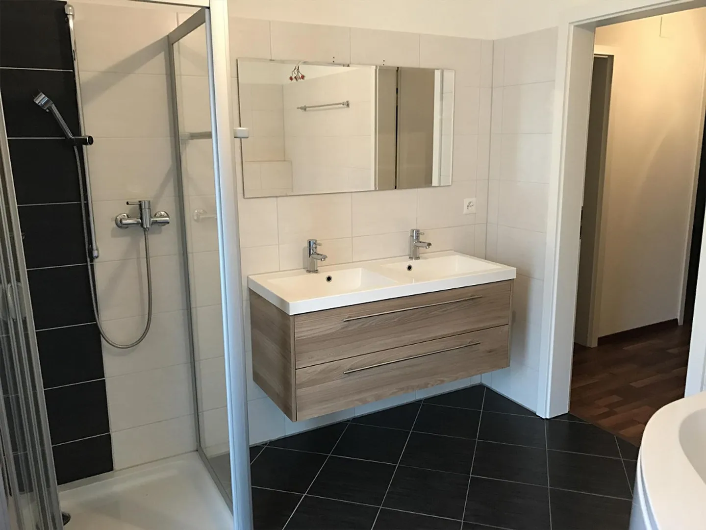 Modernes Familienhaus mit Garten - Foto 7 von 10