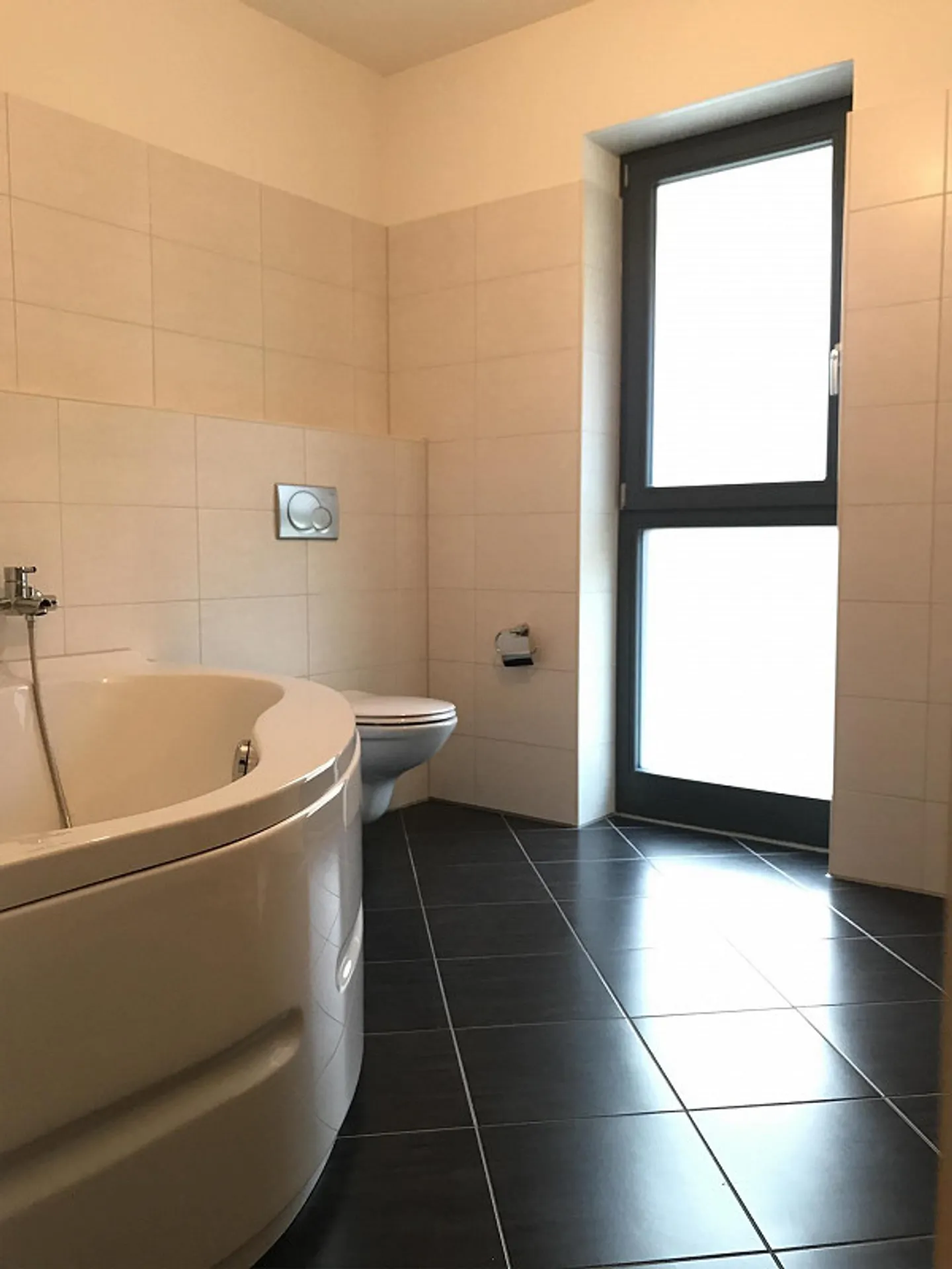 Modernes Familienhaus mit Garten - Foto 8 von 10