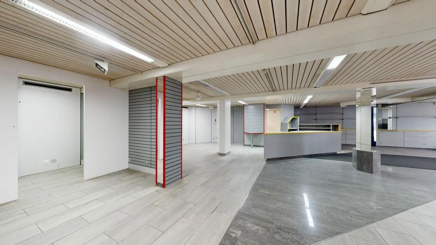 Ideal sales area for your business space! - Photo 8 of 10