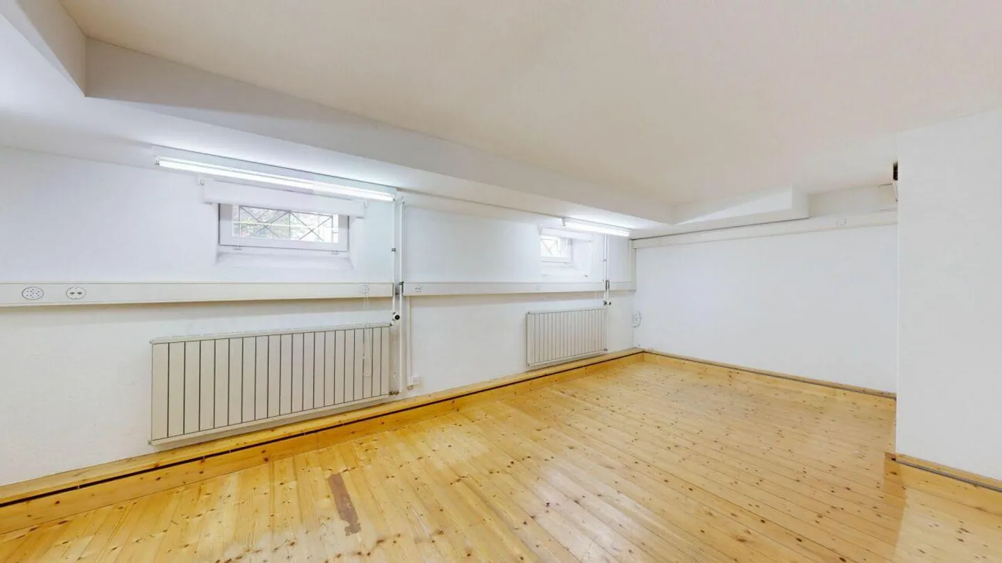 Ideal sales area for your business space! - Photo 9 of 10