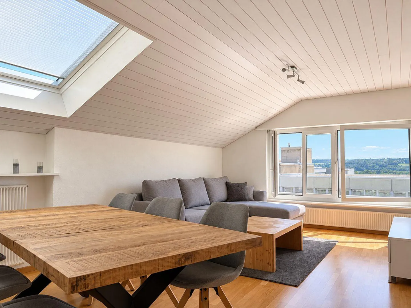 Charming 2.5-room attic apartment with balcony in Bettlach for rent! - Photo 5 of 11