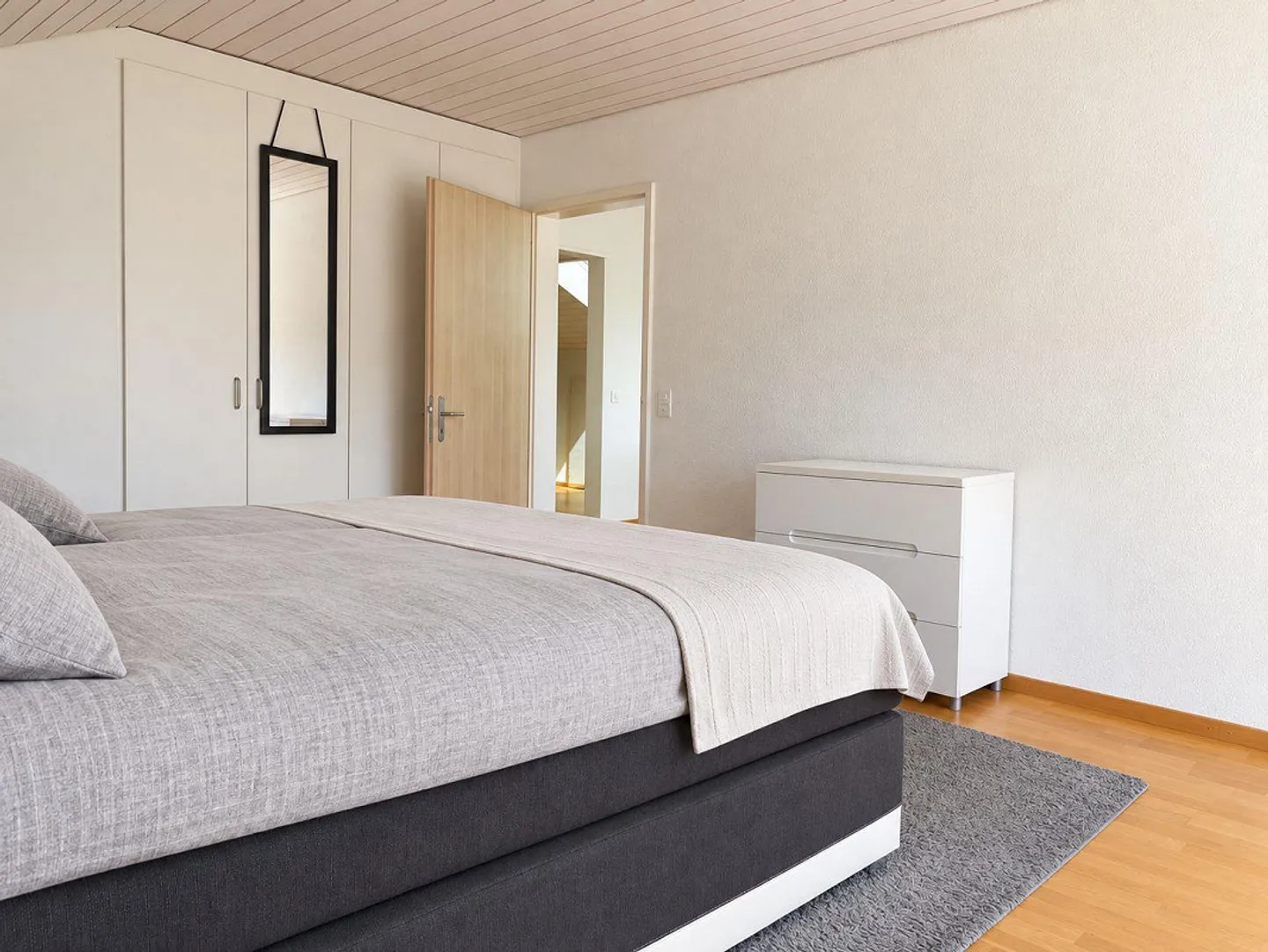 Charming 2.5-room attic apartment with balcony in Bettlach for rent! - Photo 7 of 11