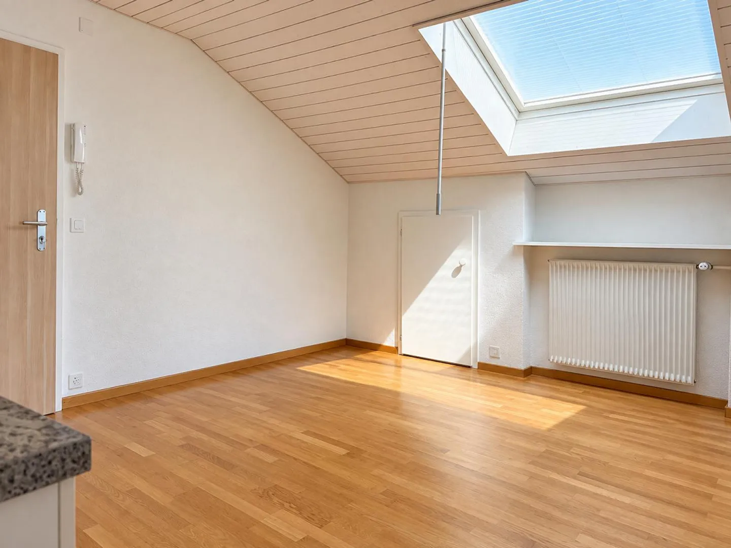 Charming 2.5-room attic apartment with balcony in Bettlach for rent! - Photo 8 of 11