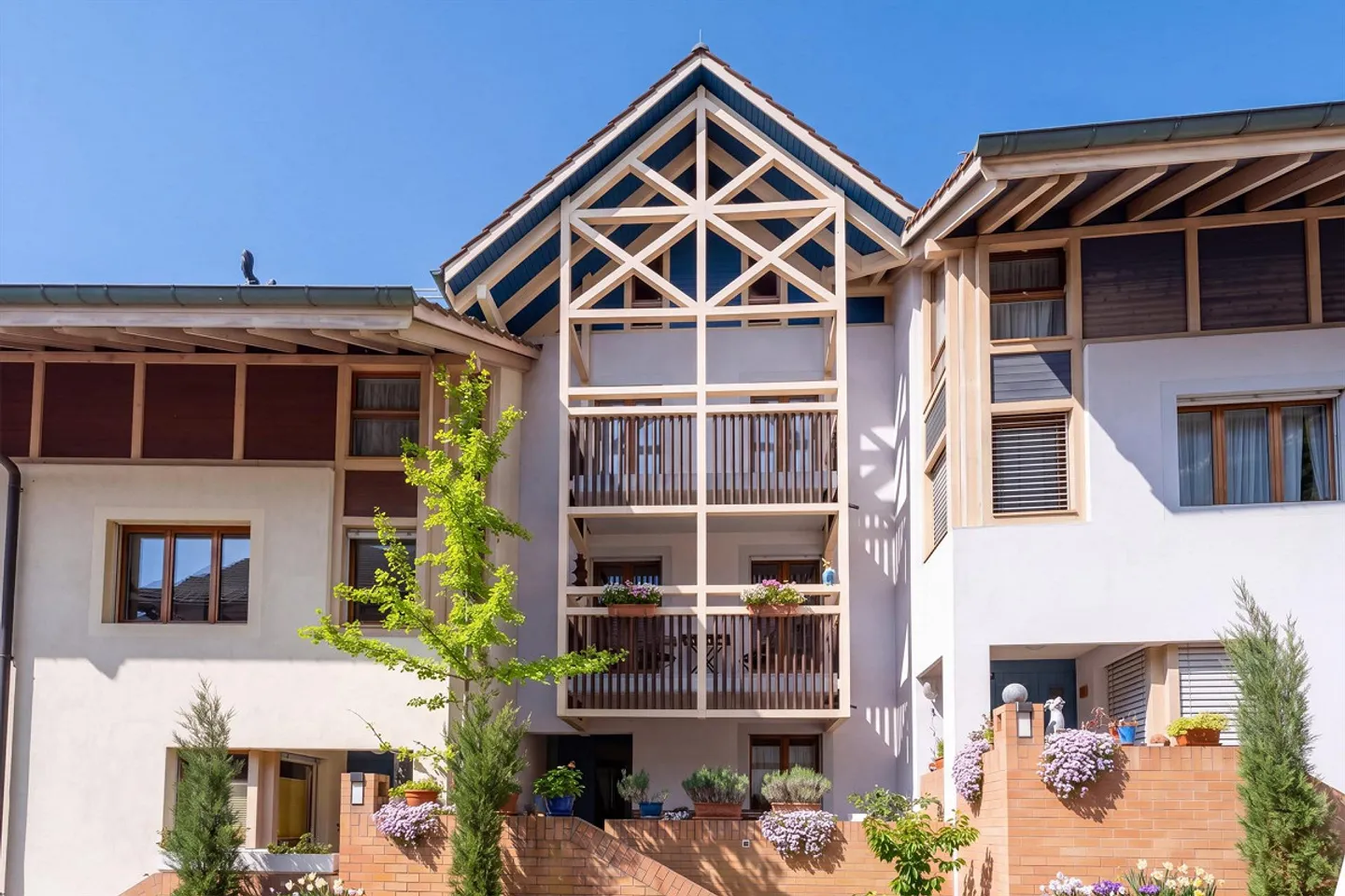 Casa a schiera di 5,5 stanze con spazi esterni, due balconi e un posto auto - Foto 1 di 13