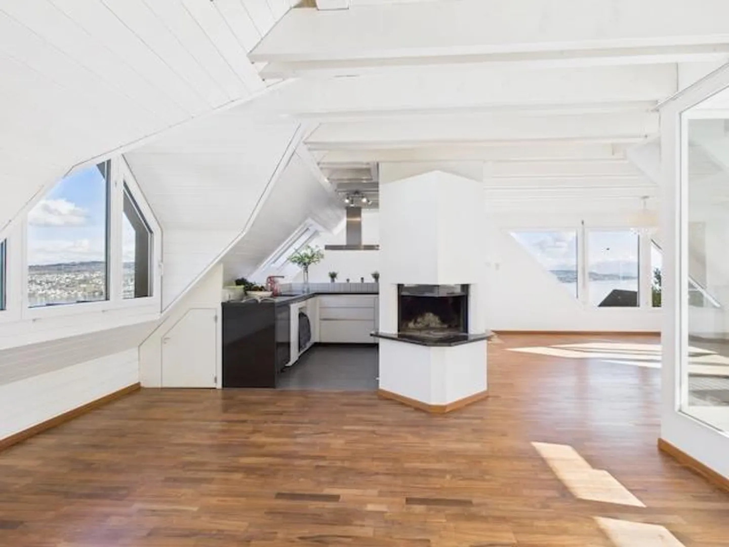 Top-Floor Maisonette with Lake View - Photo 2 of 16