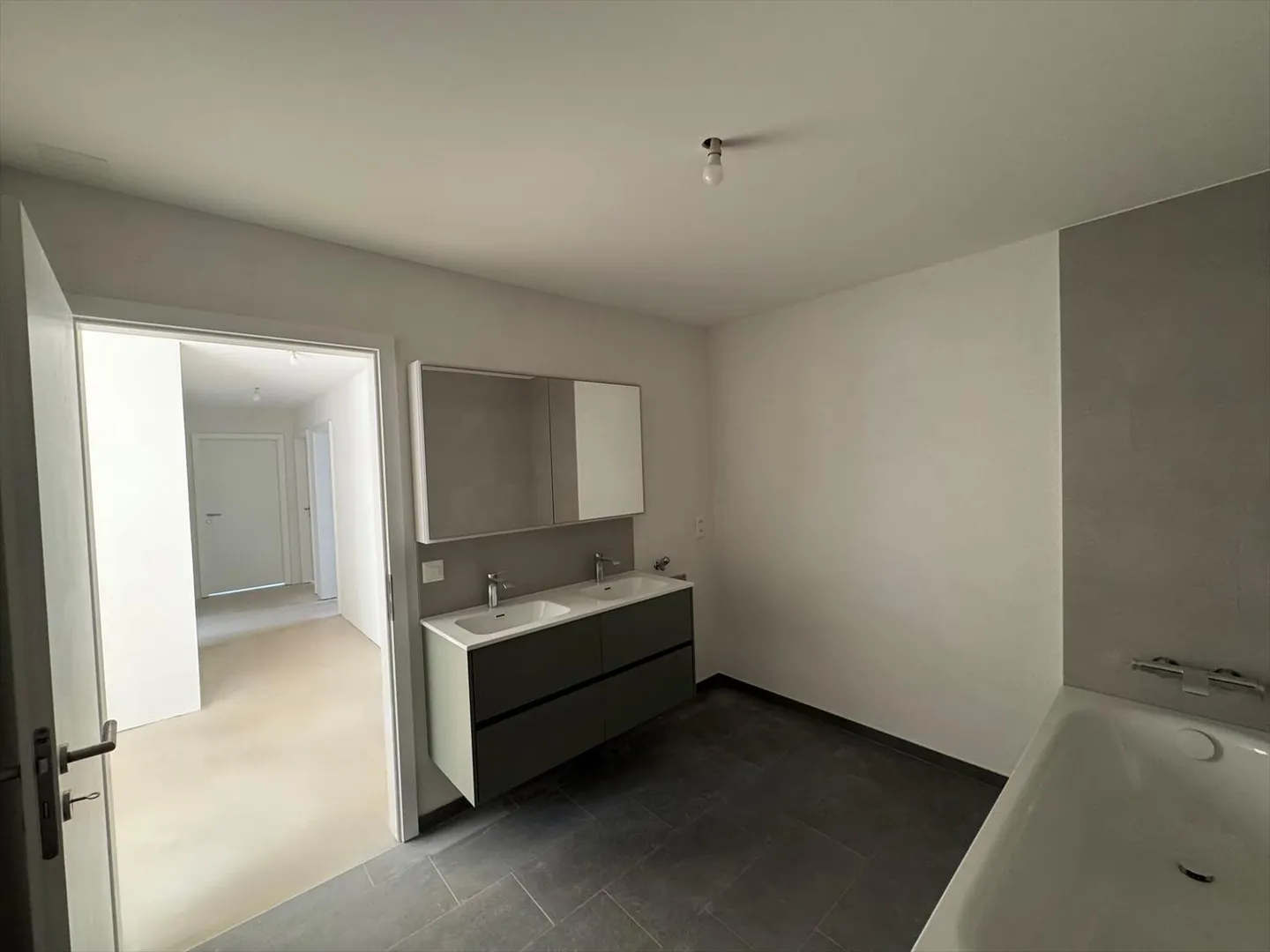 Apartment with terrace 5.5 rooms - Photo 2 of 4