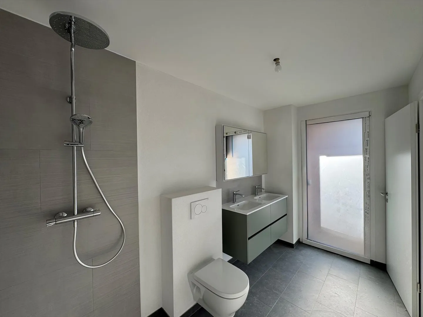 Apartment with terrace 5.5 rooms - Photo 3 of 4