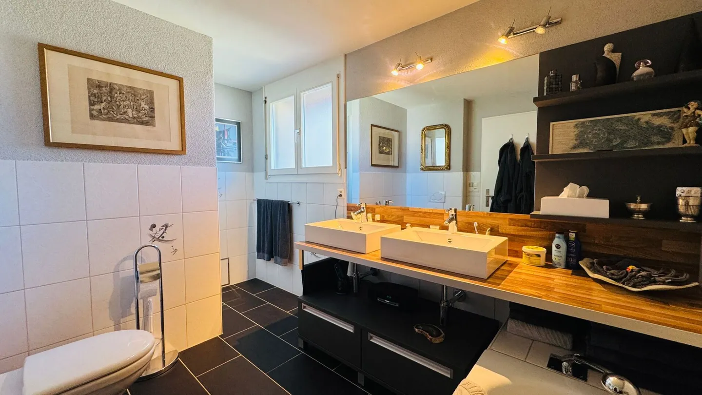 Doppel-Einfamilienhaus mit Garten, Wintergarten, Garagebox und Parkplatz in Lausen - Foto 3 von 31