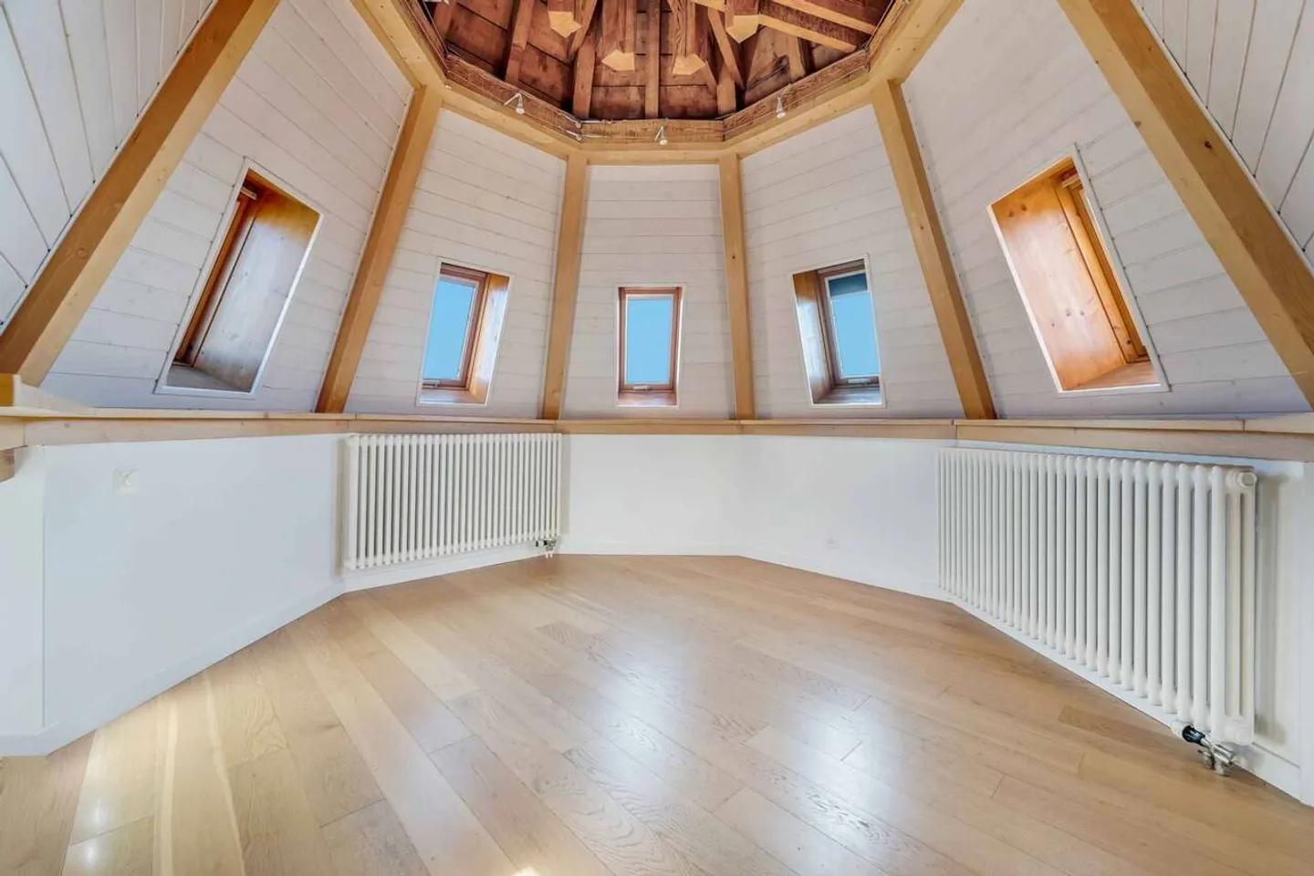 Charaktervolle 2,5-Zimmer-Wohnung unter dem Dach, Blick auf den See & die Alpen - Foto 4 von 10