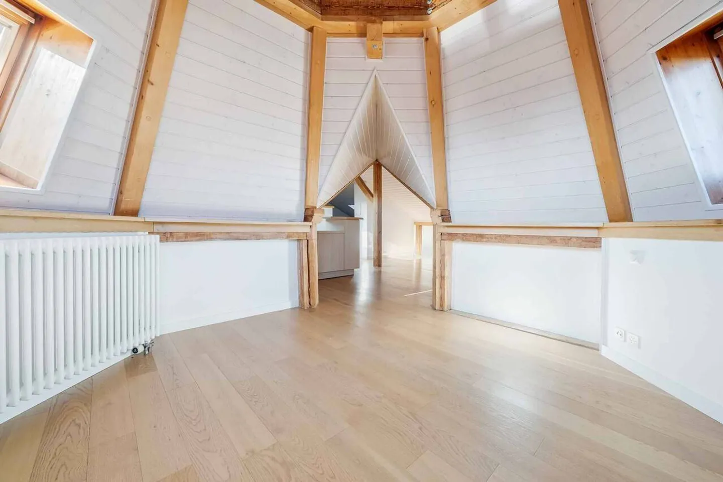 Charaktervolle 2,5-Zimmer-Wohnung unter dem Dach, Blick auf den See & die Alpen - Foto 5 von 10