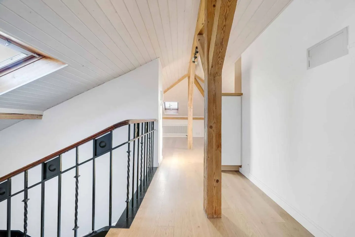 Charaktervolle 2,5-Zimmer-Wohnung unter dem Dach, Blick auf den See & die Alpen - Foto 7 von 10