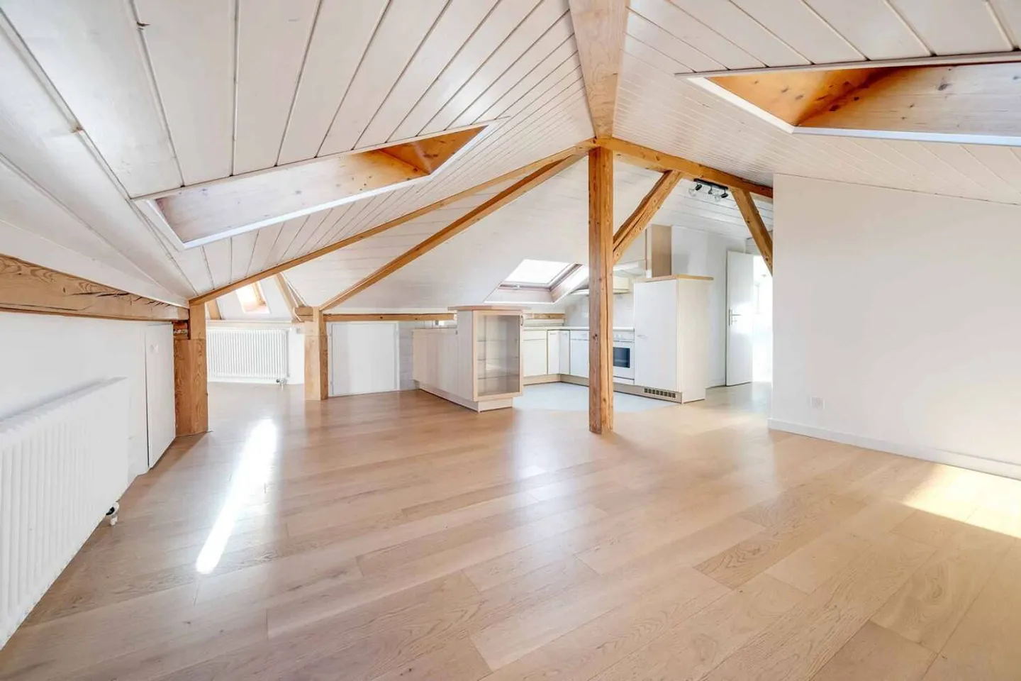 Charaktervolle 2,5-Zimmer-Wohnung unter dem Dach, Blick auf den See & die Alpen - Foto 2 von 10