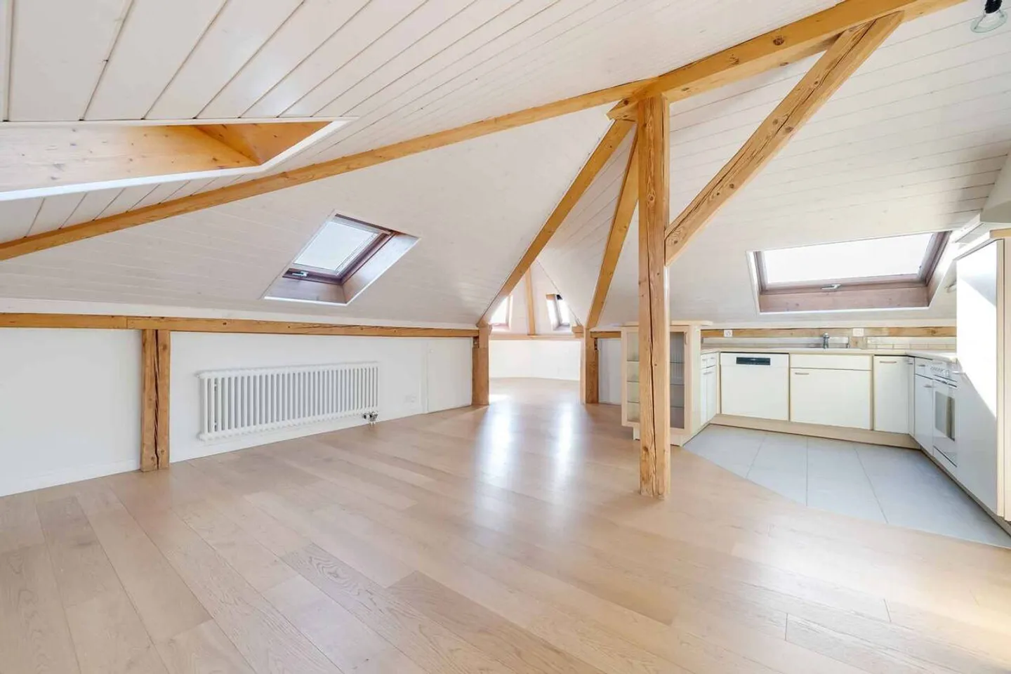 Charaktervolle 2,5-Zimmer-Wohnung unter dem Dach, Blick auf den See & die Alpen - Foto 3 von 10