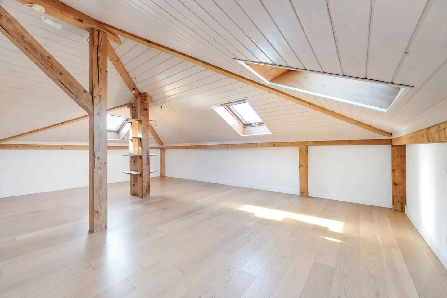 Charaktervolle 2,5-Zimmer-Wohnung unter dem Dach, Blick auf den See & die Alpen - Foto 8 von 10