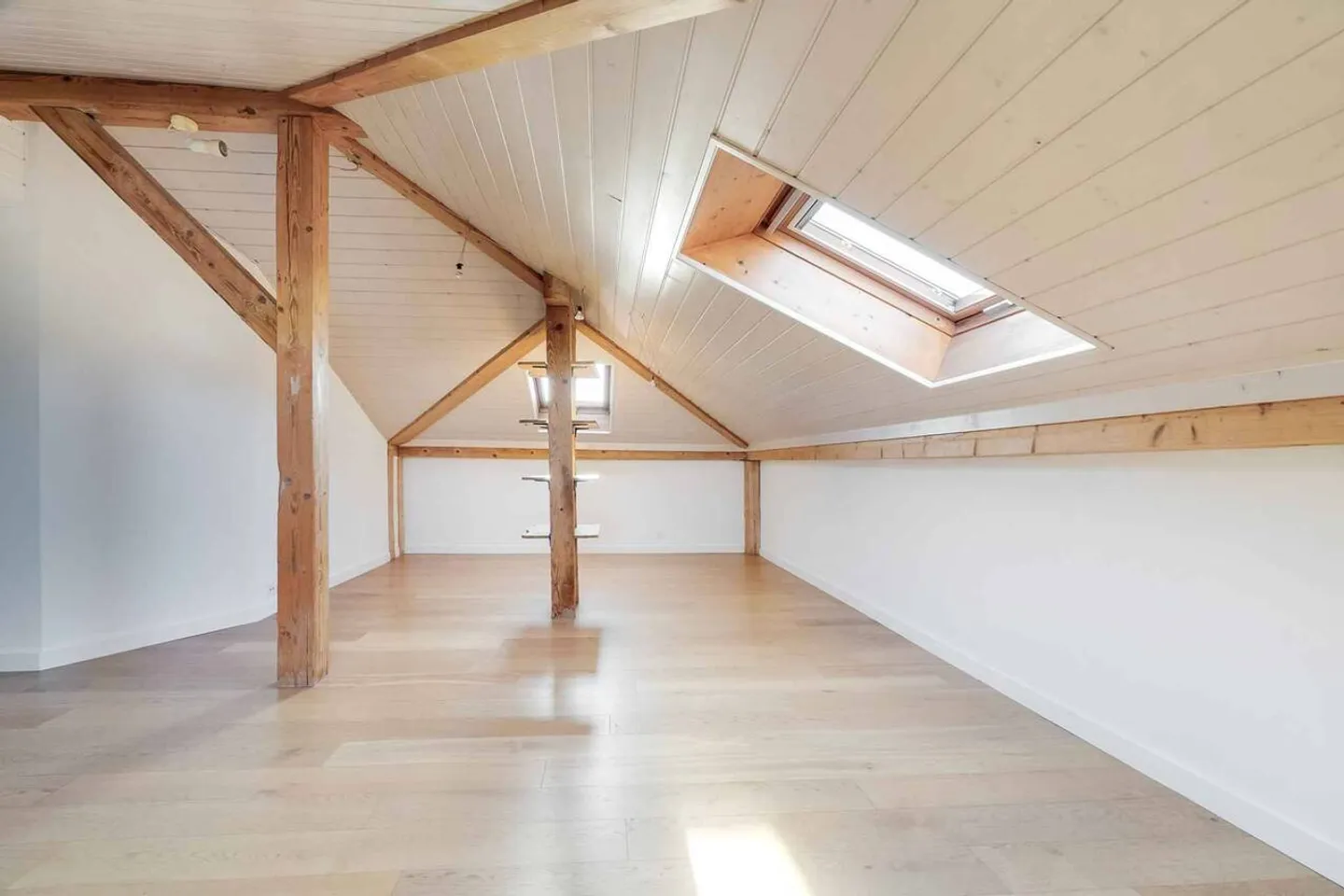 Charaktervolle 2,5-Zimmer-Wohnung unter dem Dach, Blick auf den See & die Alpen - Foto 9 von 10