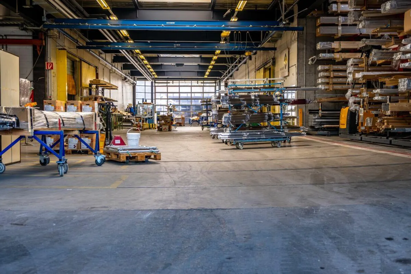 Commercial space with ground-level access - ideal for craftsmen - Photo 3 of 5