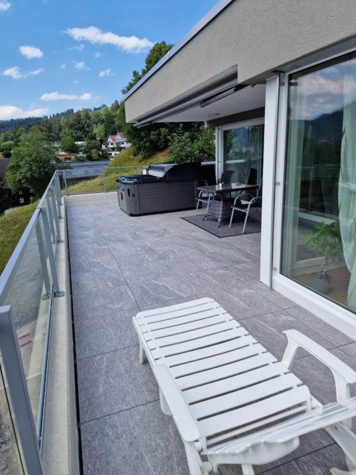 Modern 2 1/2 Room Penthouse Apartment - Photo 4 of 6