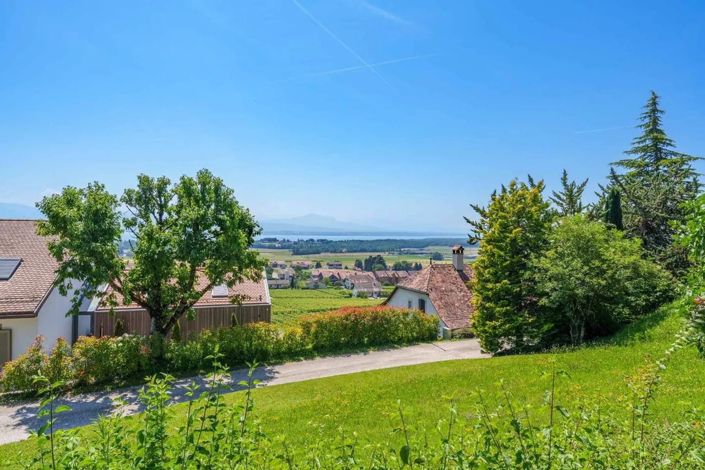 Peaceful situation with magnificent view - Photo 2 of 13