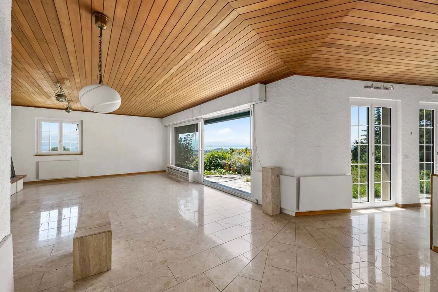 Peaceful situation with magnificent view - Photo 6 of 13