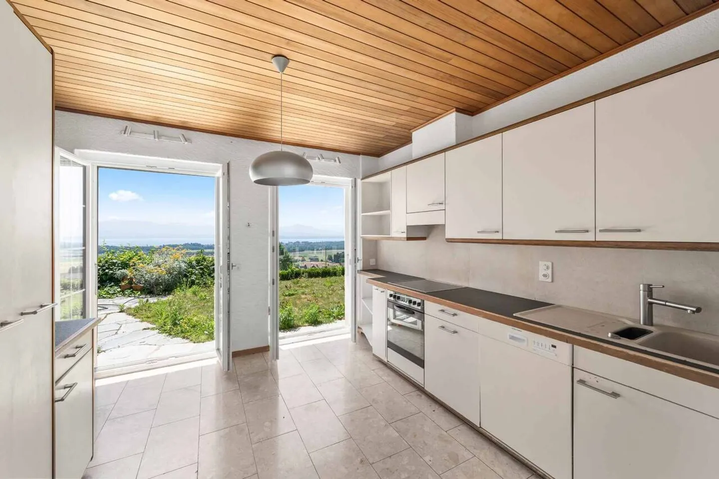 Peaceful situation with magnificent view - Photo 8 of 13