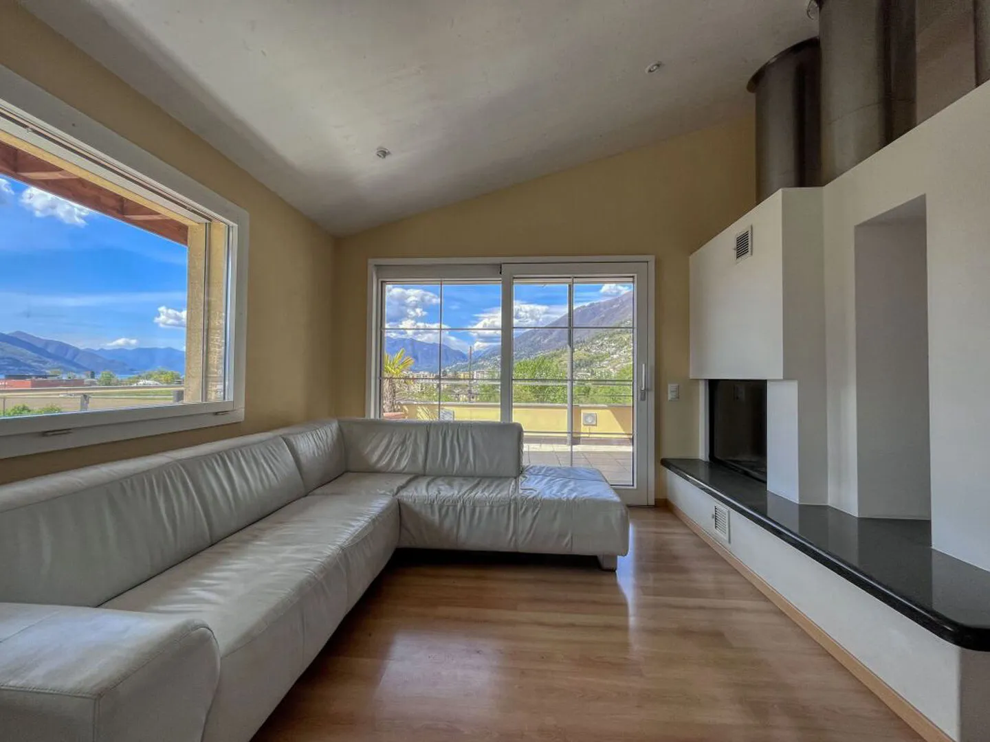 Building with 3 apartments + one available space - Photo 4 of 9