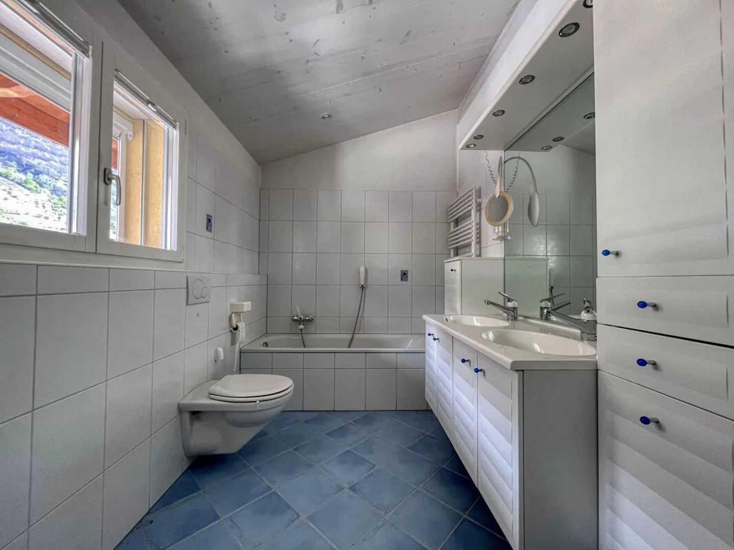 Building with 3 apartments + one available space - Photo 5 of 9